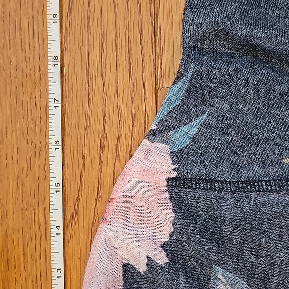 Pretty large floral print long, vneck, tunic top - Picture 5 of 9